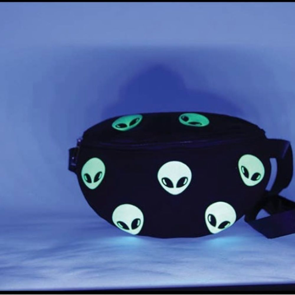 Glow in the dark alien 👽 fanny pac - Picture 3 of 4